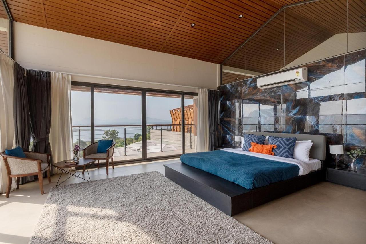 Pearl Lakeview Mansion By Stayvista - Lakeside Villa With Infinity Pool, Jacuzzi, In-House Theatre & Games Room Игатпури Экстерьер фото