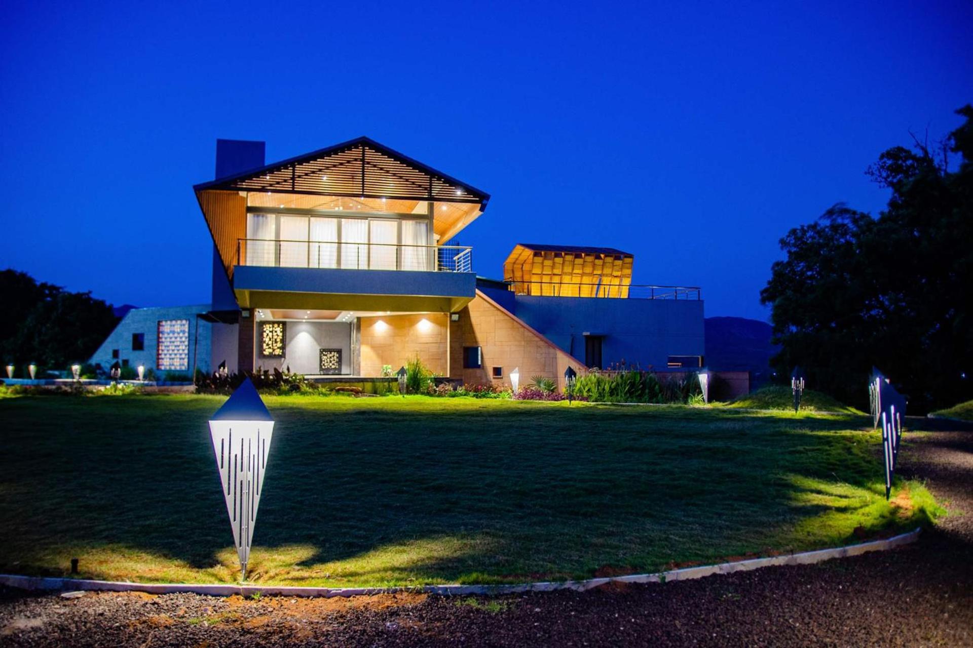 Pearl Lakeview Mansion By Stayvista - Lakeside Villa With Infinity Pool, Jacuzzi, In-House Theatre & Games Room Игатпури Экстерьер фото