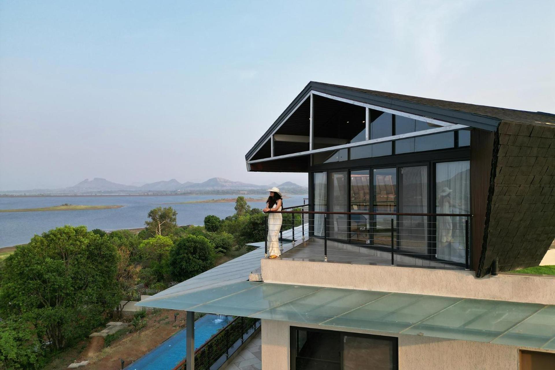 Pearl Lakeview Mansion By Stayvista - Lakeside Villa With Infinity Pool, Jacuzzi, In-House Theatre & Games Room Игатпури Экстерьер фото